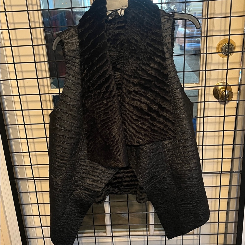 Karen Kane Black Textured Sleeveless Jacket